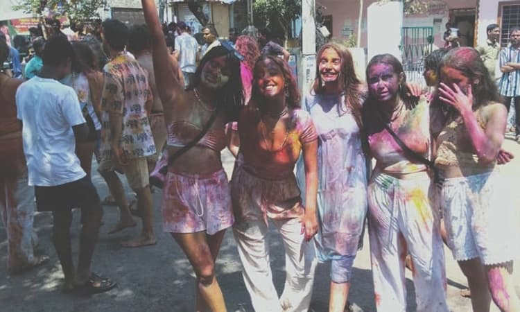 ದೇಶಿಯ-ವಿದೇಶಿ ಪ್ರವಾಸಿಗರಿಂದ ಆನೆಗೊಂದಿ ಭಾಗದ ಗ್ರಾಮಗಳಲ್ಲಿ ವೈಭವದ ಹೋಳಿ