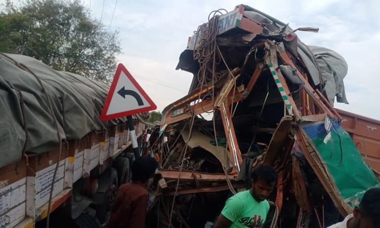 ಮಧುಗಿರಿ: ಎರಡು ಲಾರಿಗಳ ನಡುವೆ ಭೀಕರ ಅಪಘಾತ, ಕ್ಲಿನರ್ ಸ್ಥಳದಲ್ಲೇ ಸಾವು