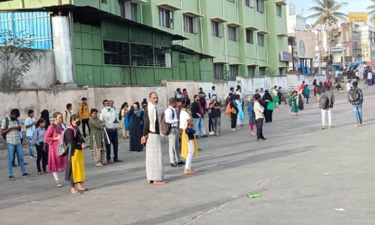 ಹುಣಸೂರಿನಲ್ಲಿ ಬಸ್ ವ್ಯತಯ… ವಿದ್ಯಾರ್ಥಿಗಳ ಪರದಾಟ, ಸಾರ್ವಜನಿಕರ ಆಕ್ರೋಶ