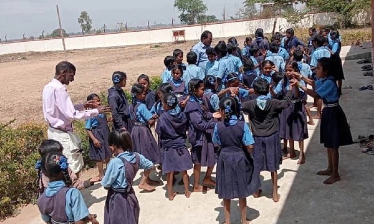 ಗಿರಿಜನ ಆಶ್ರಮ ಶಾಲೆಯ ಗೌರವ ಶಿಕ್ಷಕರು ಗೈರು, ಮಕ್ಕಳ ಪರದಾಟ… ಪೋಷಕರಿಂದ ಪ್ರತಿಭಟನೆ