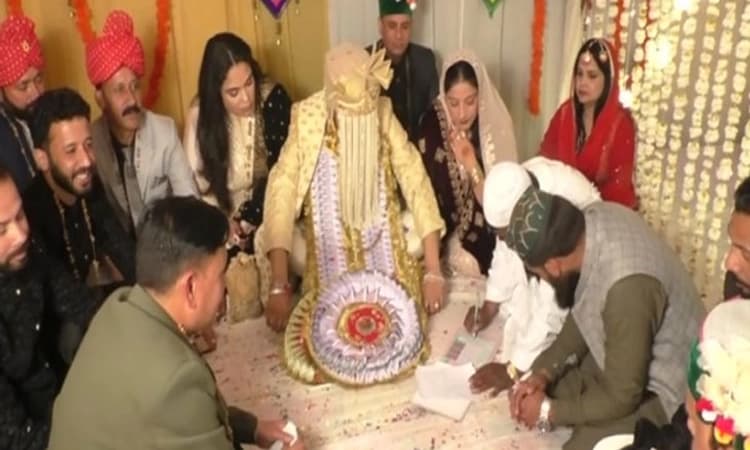 ಧಾರ್ಮಿಕ ಸೌಹಾರ್ದತೆಯ ಸಂದೇಶ: ದೇವಾಲಯದಲ್ಲಿ ಮುಸ್ಲಿಂ ಜೋಡಿಯ ವಿವಾಹ