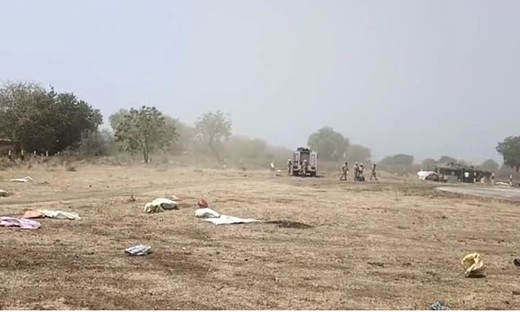 ಹೆಲಿಪ್ಯಾಡ್ ನಲ್ಲಿ ಗೋಣಿಚೀಲಗಳ ರಾಶಿ; ಬಿಎಸ್ ವೈ ಹೆಲಿಕಾಪ್ಟರ್ ಇಳಿಯಲು ಹರಸಾಹಸ