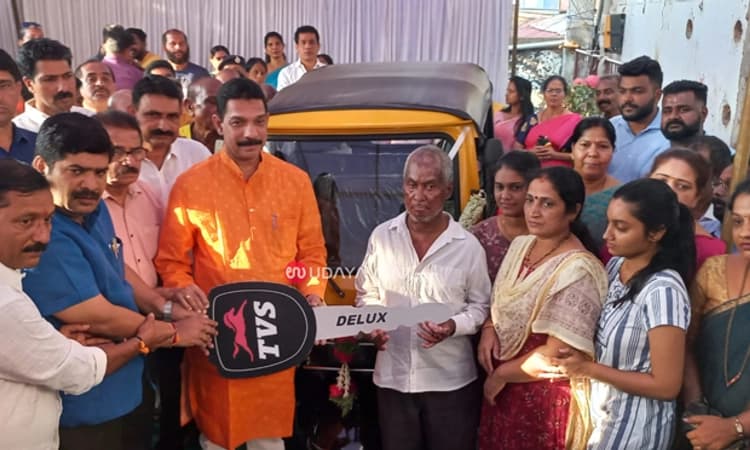 ಮಂಗಳೂರು ಕುಕ್ಕರ್ ಪ್ರಕರಣ: ಚಾಲಕ ಪುರುಷೋತ್ತಮ ಪೂಜಾರಿ ಅವರಿಗೆ ರಿಕ್ಷಾ ಹಸ್ತಾಂತರ