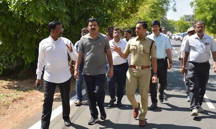 ಪ್ರಧಾನಿ ಮೋದಿಯಿಂದ 1.5 ಕಿ.ಮೀ ರೋಡ್ ಶೋ: ಜಿಲ್ಲಾಧಿಕಾರಿ ಪರಿಶೀಲನೆ