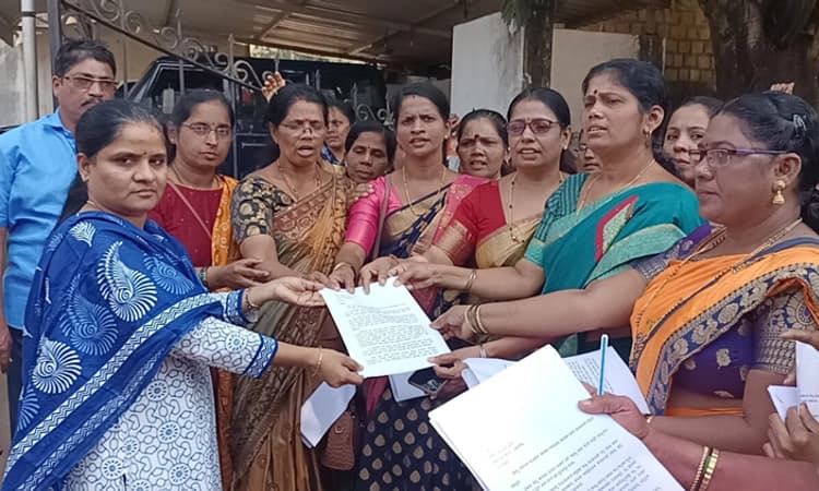 ಮಾಜಿ‌ ಶಾಸಕರ ವಿರುದ್ಧ ಕಾರವಾರದಲ್ಲಿ ಮಹಿಳಾ ಮೋರ್ಚಾದಿಂದ ಪ್ರತಿಭಟನೆ : ರಾಜ್ಯಪಾಲರಿಗೆ ಮನವಿ