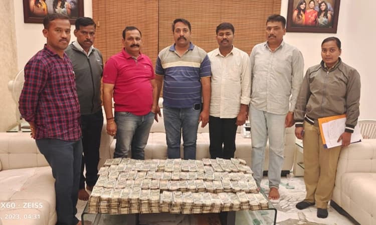 ಹುಬ್ಬಳ್ಳಿ ಉದ್ಯಮಿಯ ಮನೆಯಲ್ಲಿ ದಾಖಲೆಯಿಲ್ಲದ ಮೂರು ಕೋಟಿ ರೂ ಪತ್ತೆ