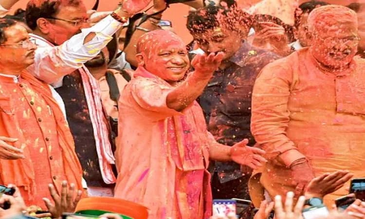 ಗೋರಖ್‌ಪುರ ನಿವಾಸಿಗಳ ಹೋಳಿ ಮೆರವಣಿಗೆಯಲ್ಲಿ ಯೋಗಿ ಭಾಗಿ