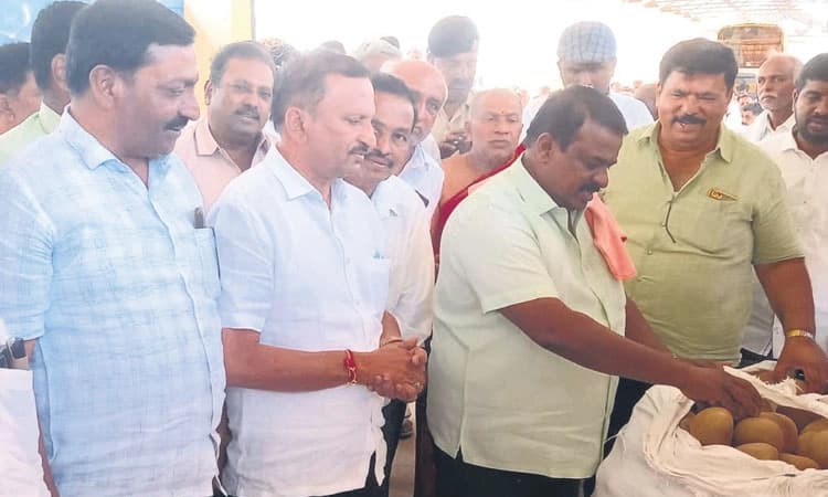 ಕ್ವಿಂಟಲ್‌ ಕೊಬ್ಬರಿಗೆ 15 ಸಾವಿರ ದರ ನಿಗದಿಗೆ ಒತ್ತಾಯ