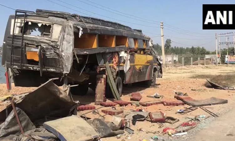 ಬಸ್ಸಿಗೆ ಹಿಂದಿನಿಂದ ಢಿಕ್ಕಿ ಹೊಡೆದ ಟ್ರಕ್‌: 7 ಮಂದಿ ಮೃತ್ಯು