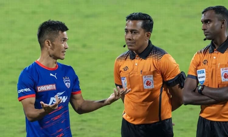 ಕಂಠೀರವ ಕ್ರೀಡಾಂಗಣದಲ್ಲಿ ಹೈಡ್ರಾಮಾ; ಚೆತ್ರಿ ವಿವಾದಾತ್ಮಕ ಗೋಲು, ಕೇರಳ ಎಫ್ ಸಿ ವಾಕೌಟ್