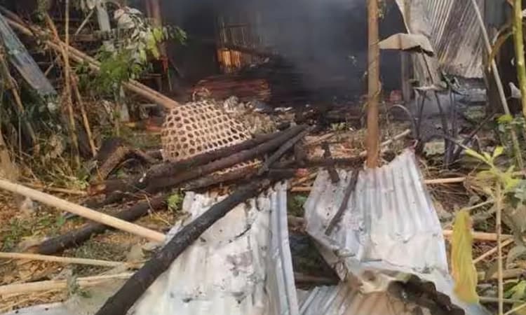 ಅಹ್ಮದೀಯ ವಿರೋಧಿ ಪ್ರತಿಭಟನೆ; ನೂರಕ್ಕೂ ಹೆಚ್ಚು ಮನೆ-ಅಂಗಡಿಗಳಿಗೆ ಬೆಂಕಿ