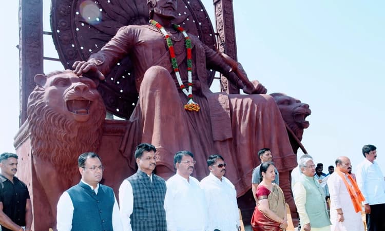 ಛತ್ರಪತಿ ಶಿವಾಜಿ ಮಹಾರಾಜರ ಪ್ರತಿಮೆ ಅನಾವರಣ ಮಾಡಿ ಸಿಎಂ