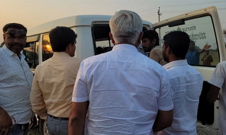 ಬೈಕ್ ಗೆ ಕಾರು ಢಿಕ್ಕಿ: ಮೂವರು ಸವಾರರಿಗೆ ಗಾಯ ; ಮಾನವೀಯತೆ ಮೆರೆದ ತಹಶೀಲ್ದಾರ್