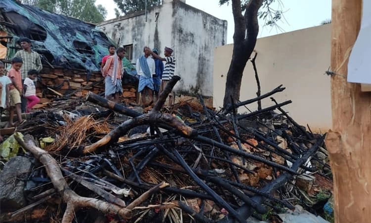 ಗುಡಿಬಂಡೆ: ಆಕಸ್ಮಿಕ ಬೆಂಕಿ ಅವಘಡ 2 ಗುಡಿಸಲುಗಳು ಭಸ್ಮ