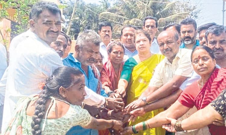 ಶಾಸಕಿ ಅನಿತಾಗೆ ಗ್ರಾಮಸ್ಥರಿಂದ ಪ್ರಶ್ನೆಗಳ ಸುರಿಮಳೆ  