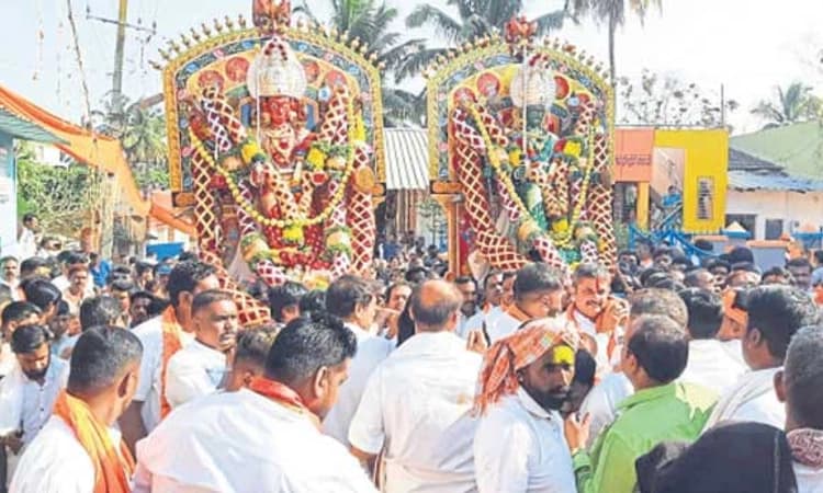 ಗ್ರಾಮದೇವಿಯರ ಭವ್ಯ ಮೆರವಣಿಗೆ; ಅಸಂಖ್ಯಾತ ಭಕ್ತರು ಭಾಗಿ