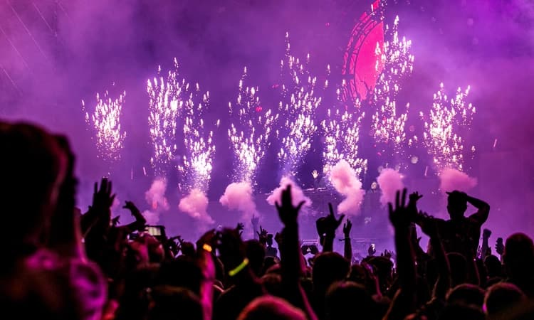 ವ್ಯಾಪಾರಿ-ಗಿರಾಕಿ ಸಂಧಿಸುವ ತಾಣಗಳೇ ಪಬ್‌ಗಳು, ಪಾರ್ಟಿಗಳು !