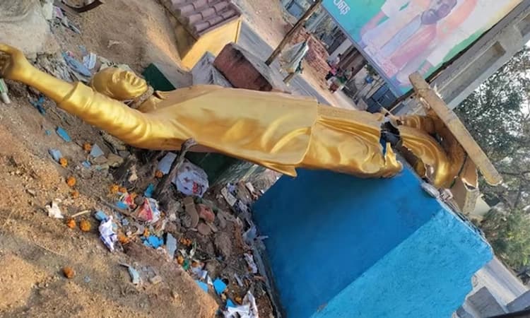 BRS ಕಾರ್ಯಕರ್ತರಿಂದ ವೈಎಸ್‌ಆರ್ ಪ್ರತಿಮೆ ಧ್ವಂಸ: ಅನಾಗರಿಕ ಕೃತ್ಯವೆಂದ ವೈಎಸ್ ಶರ್ಮಿಳಾ