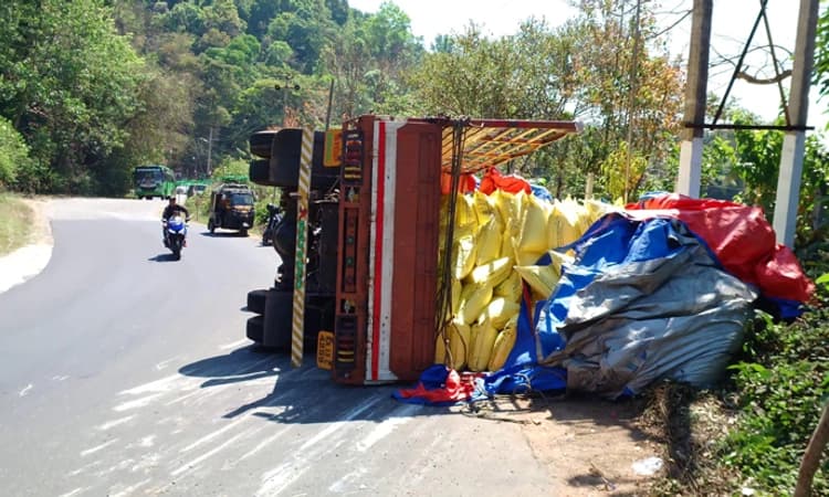 ಚಾಲಕನ ನಿಯಂತ್ರಣ ತಪ್ಪಿ ಮೇಕೇರಿ ತಿರುವಿನಲ್ಲಿ ಮಗುಚಿದ ಲಾರಿ