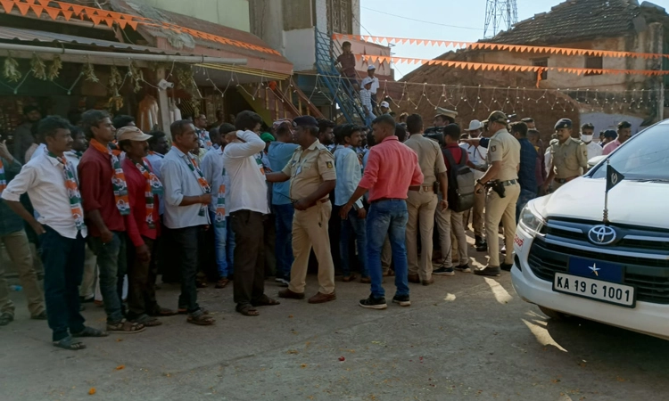 ಬನವಾಸಿಗೆ ಆಗಮಿಸಿದ ಸಿಎಂ ಬೊಮ್ಮಾಯಿ: ಸಿದ್ದರಾಮಯ್ಯ ಪರ ಘೋಷಣೆ ಕೂಗಿದ ಕಾಂಗ್ರೆಸ್ ಪ್ರಮುಖರು