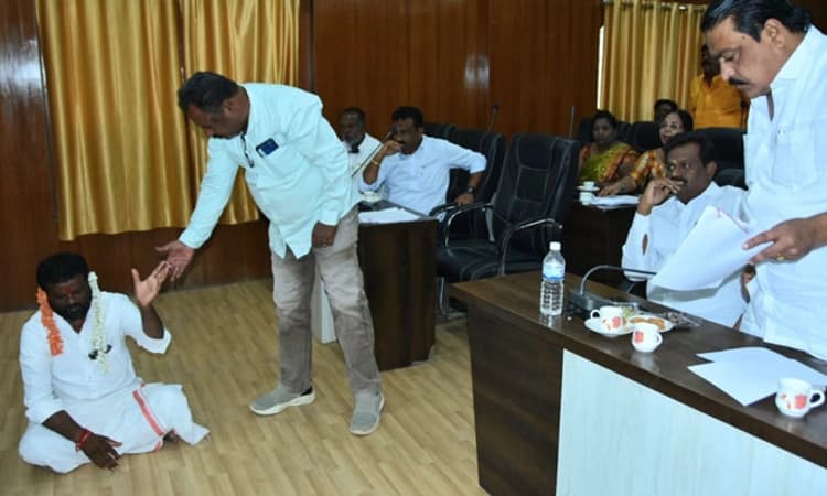 ಕೊಪ್ಪಳ ನಗರಸಭೆ ಸಾಮಾನ್ಯ ಸಭೆಯಲ್ಲಿ ಬಿಜೆಪಿ ಸದಸ್ಯನಿಂದ ಕಿವಿಗೆ ಹೂವಿಟ್ಟುಕೊಂಡು ಪ್ರತಿಭಟನೆ!