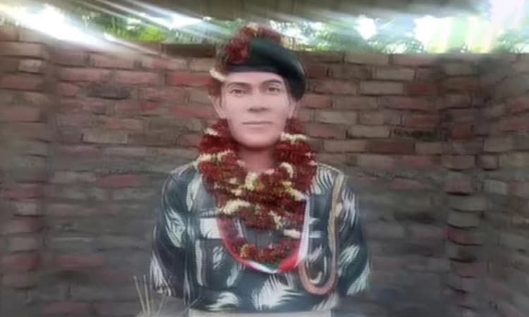 ಸರಕಾರಿ ಭೂಮಿಯಲ್ಲಿ ಸ್ಮಾರಕ ನಿರ್ಮಾಣ: ಹುತಾತ್ಮ ಯೋಧನ ತಂದೆಯನ್ನು ಥಳಿಸಿ ಬಂಧಿಸಿದ ಪೊಲೀಸರು