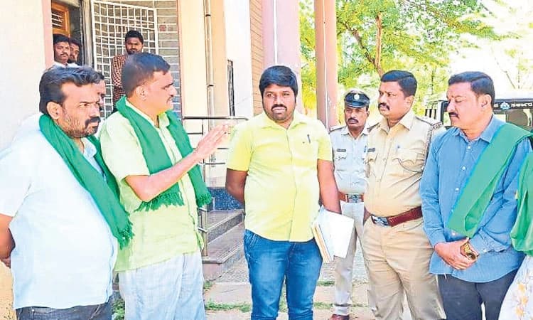 ಚೆಕ್‌ಡ್ಯಾಂ, ಸಮುದಾಯ ಭವನಗಳನ್ನು  ಹುಡುಕಿಕೊಡಿ