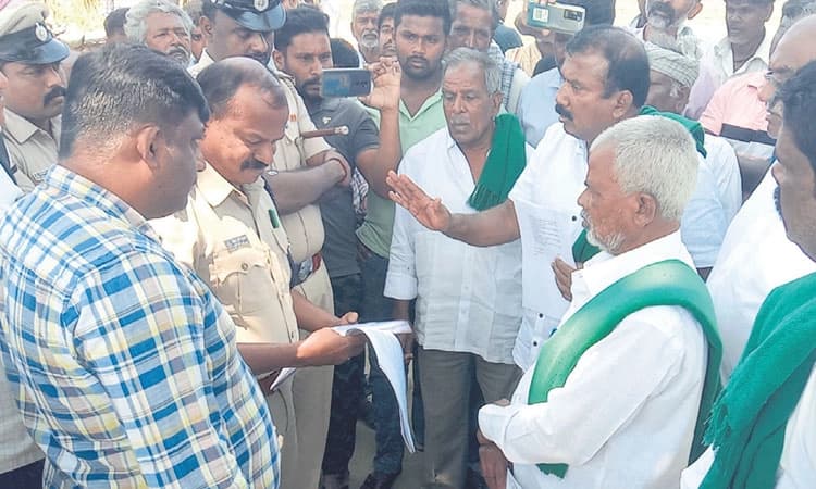 ವಿದ್ಯುತ್‌ ಉತ್ಪಾದನಾ ಘಟಕಕ್ಕೆ ರೈತರ ಮುತ್ತಿಗೆ