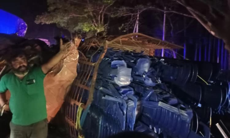 ಕ್ಯಾಂಟರ್ ವಾಹನಗಳ ನಡುವೆ ಅಪಘಾತ: ಚಾಲಕ ಸ್ಥಳದಲ್ಲೇ ಸಾವು