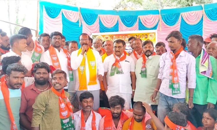 ಕೊರಟಗೆರೆ: ಬ್ಲಾಕ್ ಕಾಂಗ್ರೆಸ್ ಅಧ್ಯಕ್ಷರ ತವರು ಹೋಬಳಿಯಲ್ಲಿ ಹಲವರು ಬಿಜೆಪಿ ಸೇರ್ಪಡೆ