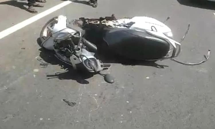 ಕೊಟ್ಟಿಗೆಹಾರ: ಬೈಕ್- ಸ್ಕೂಟರ್ ಮುಖಾಮುಖಿ ಢಿಕ್ಕಿ; ಎರಡು ಭಾಗವಾದ ಸ್ಕೂಟರ್‌