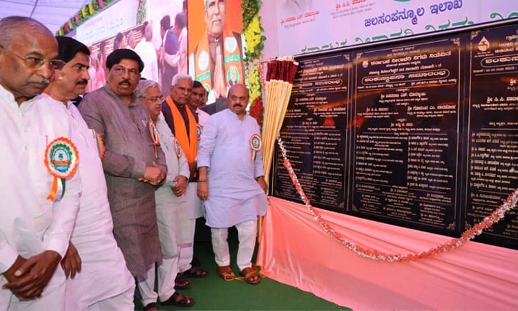 ಸರ್ಕಾರದಿಂದ ಯೋಜನೆಗಳ ಹೊಳೆಯೇ ಹರಿಯುತ್ತಿದೆ: ಸವದಿ