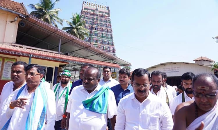 ಶೃಂಗೇರಿ ಶ್ರೀ ಶಾರದಾ ಪೀಠಕ್ಕೆ ಕುಮಾರಸ್ವಾಮಿ ಭೇಟಿ