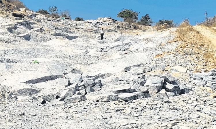 ಕಲ್ಲು ಗಣಿಗಾರಿಕೆಗೆ ಕರಗಿದ ಬೆಟ್ಟಗುಡ್ಡಗಳು