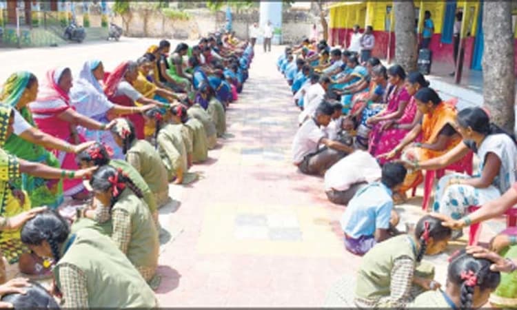 ವಿದ್ಯಾರ್ಥಿಗಳಿಂದ ತಾಯಂದಿರ ಪಾದಪೂಜೆ-ಸಂಸ್ಕಾರ ಬೆಳೆಸಿಕೊಂಡು ಭವಿಷ್ಯ ಕಟ್ಟಿಕೊಳ್ಳಬೇಕು