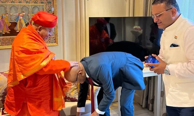 ತರಳಬಾಳು ಮಠದ ಶಿವಮೂರ್ತಿ ಶಿವಾಚಾರ್ಯ ಸ್ವಾಮೀಜಿಗಳನ್ನು ಭೇಟಿ ಮಾಡಿದ ಗಯಾನಾ ಉಪಾಧ್ಯಕ್ಷ