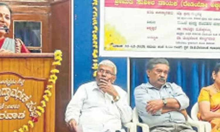 ಧಾರವಾಡ: ಸಂವಹನ ಮಾಧ್ಯಮದಿಂದ ಕಿರಿದಾದ ಜಗತ್ತು: ಪ್ರೊ|ಪ್ರಜ್ಞಾ