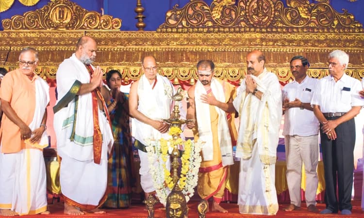 ಮಕ್ಕಳಿಗೆ ರಾಧಾ-ಕೃಷ್ಣ, ಊರ್ಮಿಳೆ-ಲಕ್ಷ್ಮಣರ ಪ್ರೇಮ ತಿಳಿಸಿ: ಅಕ್ಷಯಾ ಗೋಖಲೆ