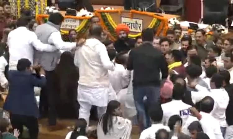 ದೆಹಲಿ ಮಹಾನಗರ ಪಾಲಿಕೆಯಲ್ಲಿ ವಾಗ್ವಾದ ತಾರಕಕ್ಕೆ; ಕೋಲಾಹಲ