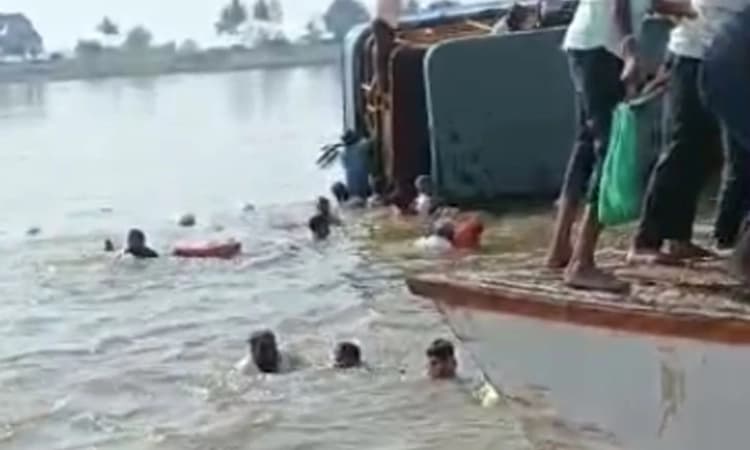 ಕೃಷ್ಣೆಯಲ್ಲಿ ಮಗುಚಿ ಬಿದ್ದ ದೋಣಿ: ಸುದೈವವಶಾತ್ ತಪ್ಪಿದ ದುರಂತ