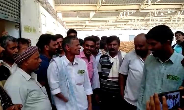 ತಂಬಾಕು ದರ ಕುಸಿತ: ಆಕ್ರೋಶಗೊಂಡ ರೈತರಿಂದ ಪ್ರತಿಭಟನೆ