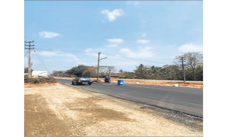 ನಿರ್ಮಾಣ ಹಂತದ ರಾ.ಹೆ. ಮಧ್ಯದಲ್ಲಿ ವಿದ್ಯುತ್‌ ಕಂಬ! : ಅಪಾಯಕ್ಕೆ ಆಹ್ವಾನ