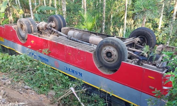 ಮಡಿಕೇರಿ: ತೋಟಕ್ಕೆ ಉರುಳಿದ ಬಸ್‌… 40 ಮಂದಿಗೆ ಗಾಯ