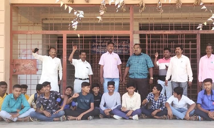 ಹಾಜರಾತಿ ನೆಪವೊಡ್ಡಿ ವಿದ್ಯಾರ್ಥಿಗಳಿಗೆ ಪರೀಕ್ಷೆ ಬರೆಯಲು ನಿರಾಕರಣೆ: ಕಾಲೇಜು ವಿರುದ್ಧ ಧರಣಿ