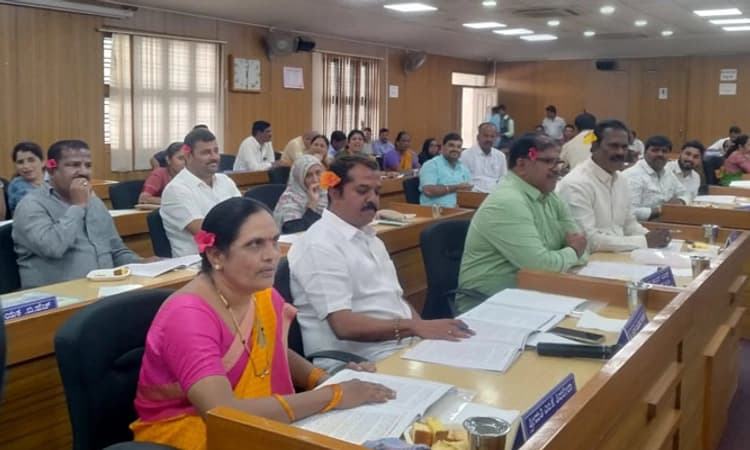 ದಾವಣಗೆರೆ ಮಹಾನಗರ ಪಾಲಿಕೆಯ ಬಜೆಟ್ ಮಂಡನೆ; ಕಿವಿಗೆ ಹೂವಿಟ್ಟು ಕಾಂಗ್ರೆಸ್ ಪ್ರತಿಭಟನೆ