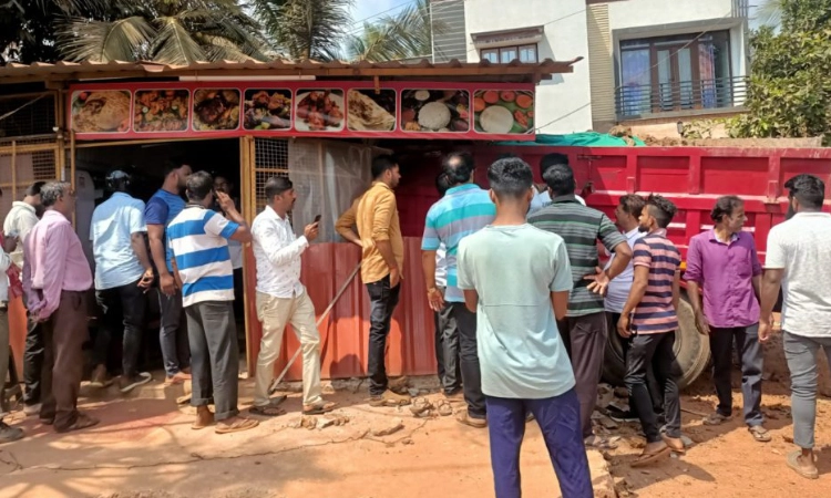 ಚಾಲಕನ ನಿರ್ಲಕ್ಷ್ಯದ ಚಾಲನೆ… ಡಾಬಾಕ್ಕೆ ನುಗ್ಗಿದ ಟಿಪ್ಪರ್‌: ಗ್ರಾಹಕ ಗಂಭೀರ