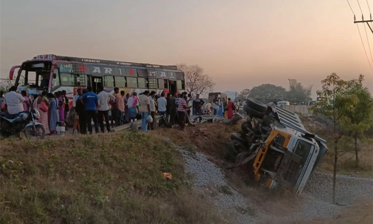 ಬಸ್ ಮತ್ತು ಲಾರಿ ನಡುವೆ ಅಪಘಾತ : 75 ಕ್ಕೂ ಅಧಿಕ ಕಾರ್ಮಿಕರು ಬಚಾವ್