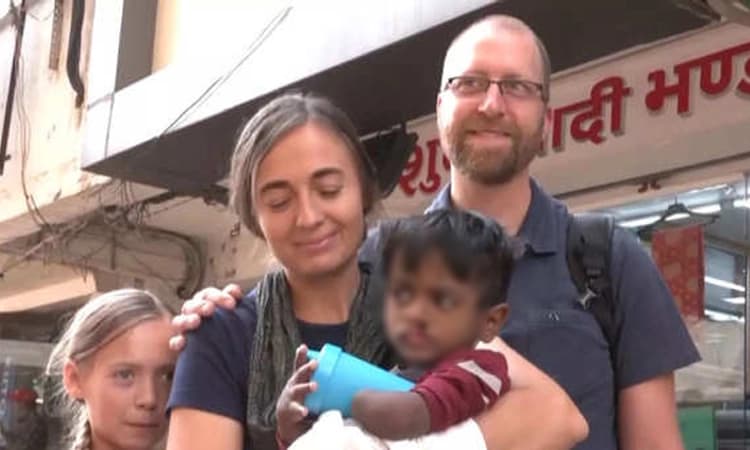 2018 ರಲ್ಲಿ ಮಹಾರಾಷ್ಟ್ರದ ಚರಂಡಿಯಲ್ಲಿ ಸಿಕ್ಕಿದ ಮಗುವನ್ನು ದತ್ತು ಪಡೆದ ಇಟಲಿ ದಂಪತಿ