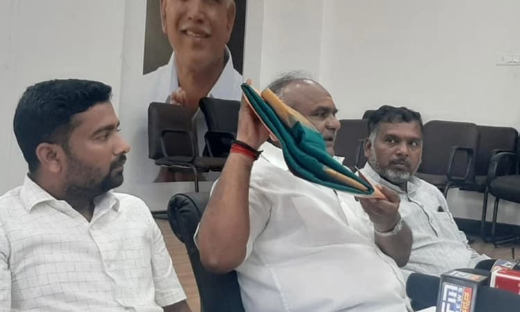 ಪ್ರಜಾಧ್ವನಿ ಹೆಸರಿನಲ್ಲಿ ಬಬಲೇಶ್ವರ ಕ್ಷೇತ್ರದಲ್ಲಿ ಮತದಾರರಿಗೆ ಸೀರೆ ಹಂಚಿಕೆ: ವಿಜುಗೌಡ ಆರೋಪ