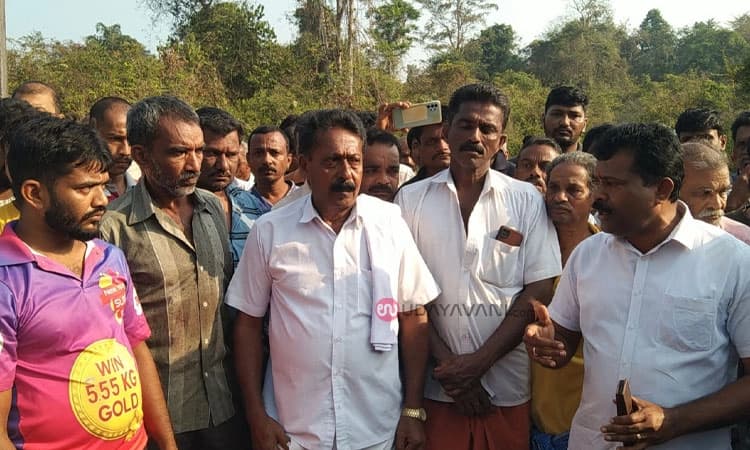 ಕಡಬ ಆನೆ ದಾಳಿ ಪ್ರಕರಣ; ಘಟನಾ ಸ್ಥಳಕ್ಕೆ ಡಿಸಿ, ಡಿಎಫ್ಒ ಬರಲು ಸ್ಥಳೀಯರ ಪಟ್ಟು !